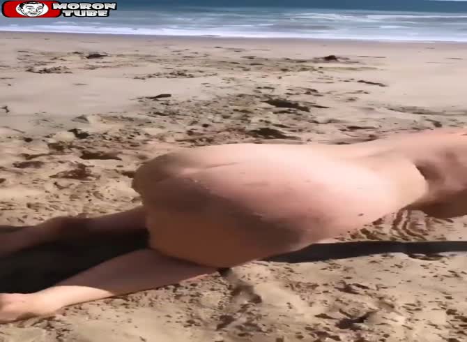 Video :At the beach, she acts strangely in front of strangers